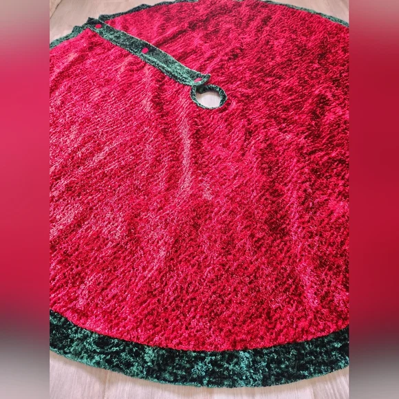 Christmas Tree Skirt Circle Crushed Red Velvet Green Trim Button Detail 54" - Picture 2 of 8